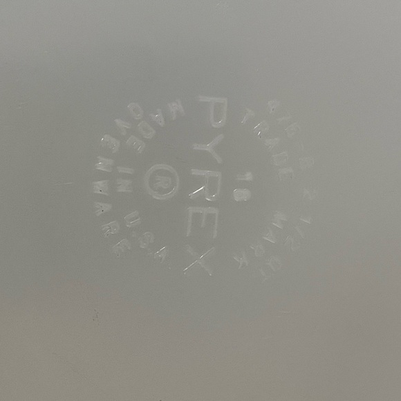 Pyrex 2.5qt Amish Butterprint 475-B - Picture 8 of 8